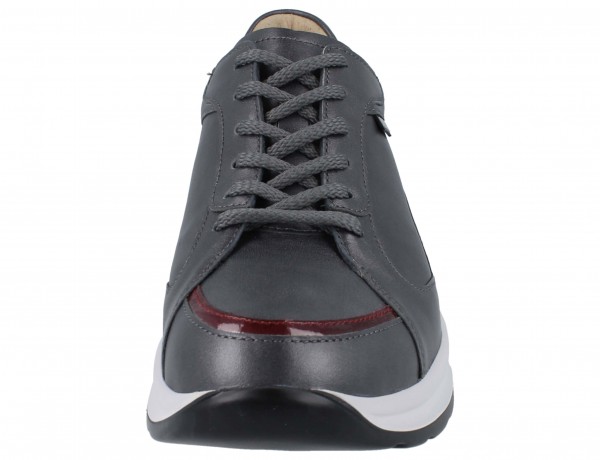 trendiger Damensneaker aus grau schimmerndem Glattleder mit losen Einlagen