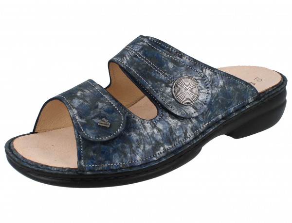 Finn Comfort Damen Pantolette mit zwei Klettriemen und einem Schmuckstein aus bedrucktem Nubukleder in Blautönen