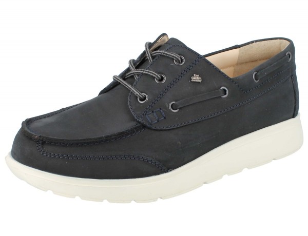 Dunkelblauer Schnürhalbschuh aus Nubukleder mit heller Sohle und Abnähungen im Stille eines Bootsschuhs 