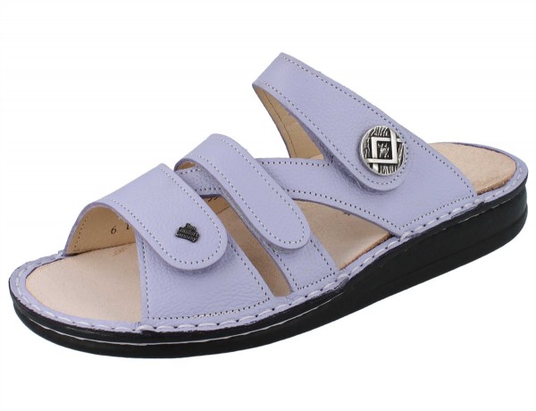 Lavendelfarbene Glattlederpantolette mit drei Klettriemen, dunkler Laufsohle sowie Wechselfußbett