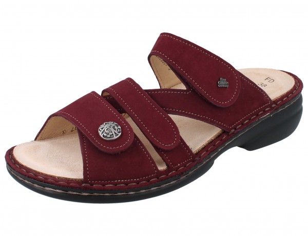 Rote Nubuk Klett Pantoeltte mit drei Riemen Wechselfußbett Metallemblem