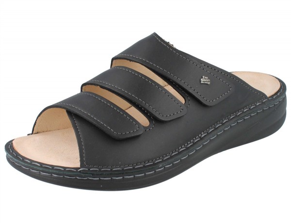 Schwarze Herrenpantolette mit drei Klettriemen und dunkler Laufsohle sowie Wechselfußbett