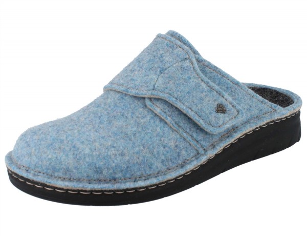 hellblauer Filzclog mit einem Klettverschlussriemen schwarze Sohle Wechselfußbett