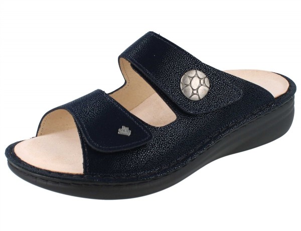 Damen Klett Pantolette mit gepunktetem glänzendem dunkelblauem Nubukleder Metallemblem schwarze Sohle